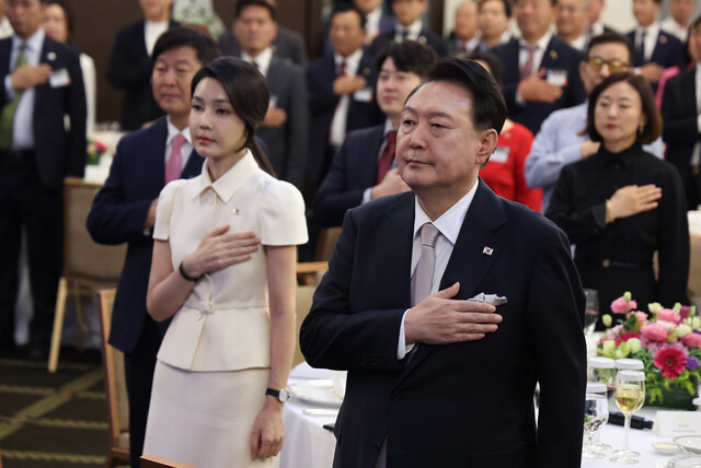 필리핀을 국빈 방문한 윤석열 대통령과 김건희 여사가 6일 저녁(현지시각) 필리핀 마닐라 페닌슐라 호텔에서 열린 동포 만찬 간담회에서 국기에 경례하고 있다. 연합뉴스