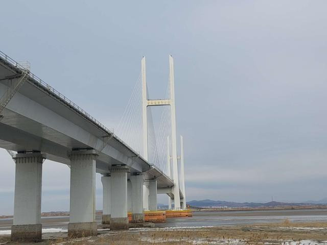 지난 2월 중국 랴오닝성 단둥시에 위치한 신압록강대교의 모습. 북중 수교 75주년을 맞아 개통될 수 있다는 관측이 제기돼 왔지만 수교 75주년 기념일인 6일에도 아무런 움직임이 포착되지 않았다. 단둥=조영빈 특파원