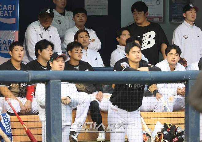 2024 프로야구 KBO 포스트시즌 LG트윈스와 kt위즈의 준플레이오프(준PO) 2차전 경기가 6일 오후 서울 잠실야구장에서 열렸다. 2대 7로 뒤진 KT선수들이 9회초 마지막 공격을 지켜보고 있다. 잠실=김민규 기자 mgkim1@edaily.co.kr /2024.10.06/