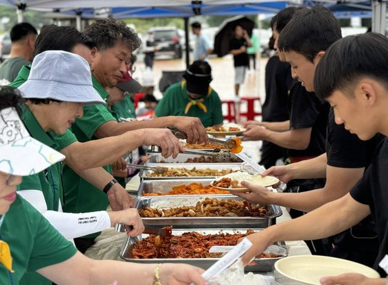 지난 9월 7일 전북 남원시 춘향골체육공원에서 열린 남원시장배 전국동호인 스포츠클라이밍대회 휴식 시간에 선수들이 한식 뷔페를 맛보고 있다. 김홍준 기자