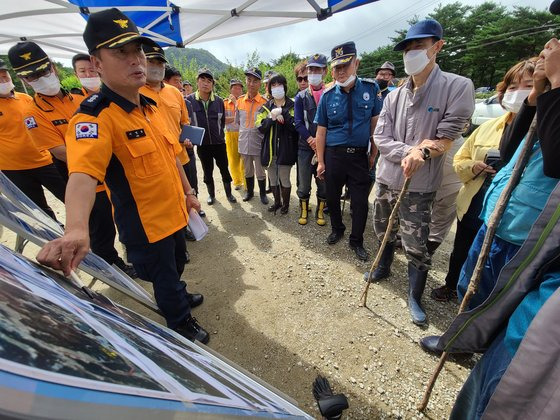 2020년 9월 강원도 고성군에서 버섯채취를 나갔다가 실종된 90대 노인을 찾기 위해 소방당국이 회의를 하고 있는 모습. [연합뉴스]