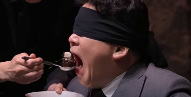 안대를 쓰고 정지선 셰프가 준비한 '시래기 바쓰 흑초 강정'을 시식하는 백종원 더본코리아 대표. / 사진=넷플릭스 '흑백요리사' 캡처
