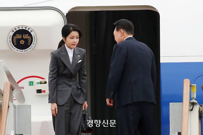 윤석열 대통령과 김건희 여사가 6일 경기도 성남 서울공항에서 공군1호기에 탑승하고 있다. 김창길 기자