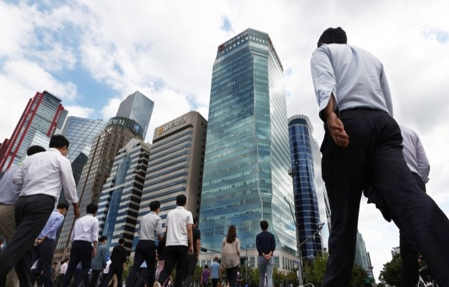 Office workers commuting to work in Yeouido (Yonhap)