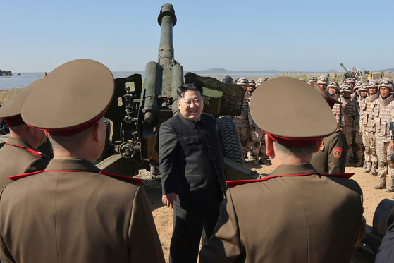 North Korean leader Kim Jong-un, center, smiles during a visit to the O Jin-u Artillery Academy to oversee a live-fire exercise in this photo released by the North's Korean Central News Agency on Sunday. [NEWS1]