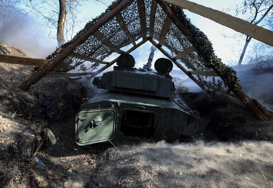 Artillerymen of the 15th Operative Purpose Brigade of the Ukrainian National Guard fire a 2S1 Gvozdika self-propelled howitzer towards Russian troops amid a Russian assault near the town of Pokrovsk in the Donetsk region on Thursday. [REUTERS/YONHAP]