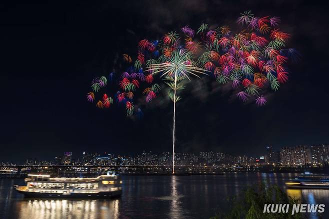 5일 오후 서울 여의도 한강공원에서 열린 '2024 서울세계불꽃축제'에서 불꽃이 가을밤을 수놓고 있다. 