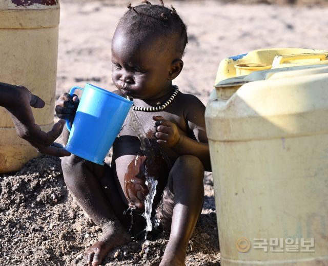 지난달 4일 카쿠마 인근 강은 메말라 주민들은 땅을 파서 겨우 나오는 물을 길어 올리는 상황이다. 남수단 출신의 오크라 씨는 2살 된 딸과 함께 매일 이곳에서 하루 종일 땅을 파며 물을 얻고 있다.