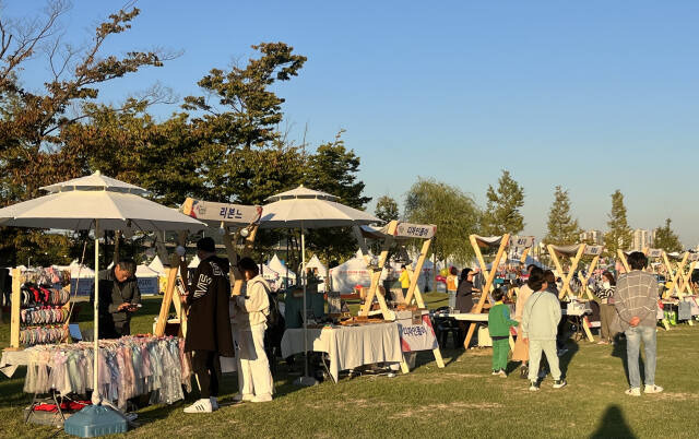 지난 4일 인천 연수구 송도국제도시 송도달빛축제공원에서 열린 제12회 연수능허대문화축제를 찾은 시민들이 플리마켓을 둘러보고 있다. 김샛별기자