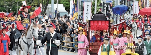 정조대왕의 효심과 애민정신이 깃든 ‘2024 화성시 정조효문화제 및 정조대왕능행차 재현행사’가 6일 성황리에 개최됐다. 230여년 전 역사를 재현한 이번 행사는 시민들의 참여로 더욱 생동감 있게 펼쳐졌다. 사진은 화성시 도심을 통과하는 정조대왕과 혜경궁 홍씨의 장엄한 능행차 행렬 모습. 김시범·조주현·홍기웅기자