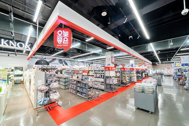 롯데마트 동부산점에서 운영 중인 ‘오늘좋은 숍인숍’. 판매량이 떨어지는 상품은 과감히 줄이고 가성비 높은 자체브랜드(PB) 상품은 70%까지 높였다. [롯데쇼핑]