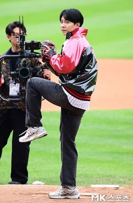 이날 이승기는 비닐 소재의 블랙과 레드가 조화를 이룬 레더 느낌의 아노락 재킷을 착용해 강렬한 인상을 남겼다.  / 사진 = 김영구 기자