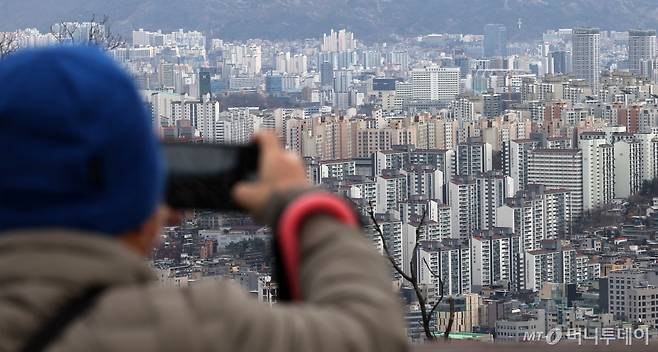 [서울=뉴시스] 홍효식 기자 = 출산 가구 지원 방안을 위한 새로운 청약제도가 시행된 25일 서울 중구 남산에서 바라본 도심 아파트 모습. 국토교통부는 '주택공급에 관한 규칙' 및 '공공주택 특별법 시행규칙' 개정안을 오늘부터 본격 시행한다고 밝혔다. 개편되는 청약제도는 신생아 특별공급 신설, 부부 중복 청약 허용, 다자녀 특별공급 기준 2자녀 완화 등이다. 2024.03.25. yesphoto@newsis.com /사진=홍효식