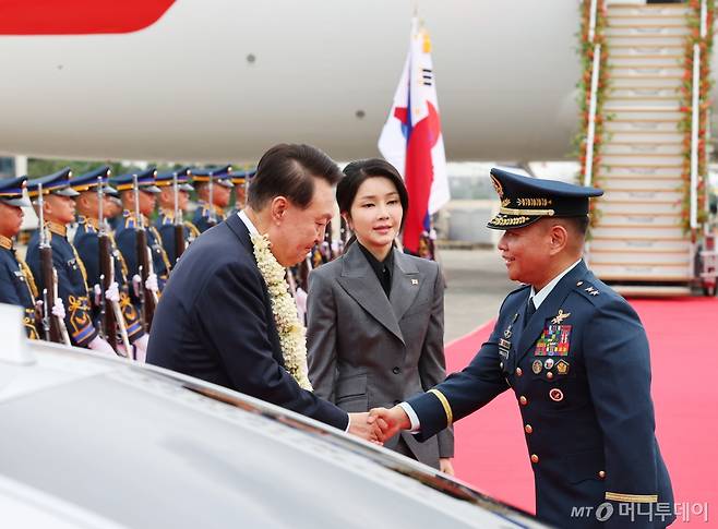 [마닐라=뉴시스] 최진석 기자 = 필리핀을 국빈 방문한 윤석열 대통령과 부인 김건희 여사가 6일(현지시각) 마닐라 니노이 아키노 국제공항에 도착해 환영나온 인사들과 인사를 나누고 있다. 2024.10.06. myjs@newsis.com /사진=최진석