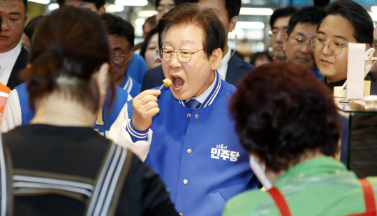 이재명 더불어민주당 대표가 5일 낮 인천 강화군 강화풍물시장에서 강화 순무김치를 시식하고 있다. 이날 이 대표는 2024 하반기 재·보궐선거 강화군수에 출마한 한연희 후보의 지지를 호소했다. 뉴시스