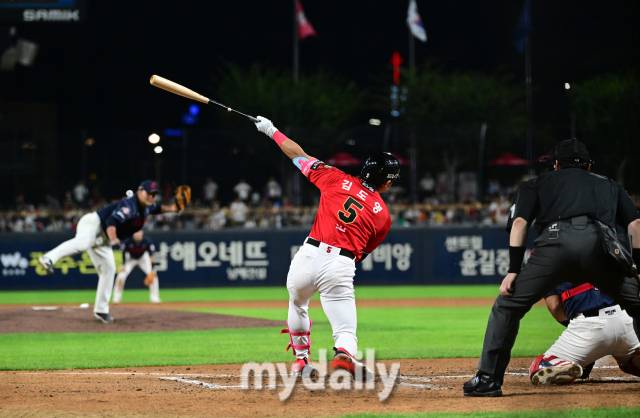 2024년 9월 25일 광주기아챔피언스필드에서 '2024 신한 SOL Bank KBO리그, 삼성 라이온즈와 KIA 타이거즈의 경기가 열렸다. KIA 김도영이 롯데 선발투수 박진의 투구에 삼진을 당하고 있다./광주=유진형 기자 zolong@mydaily.co.kr