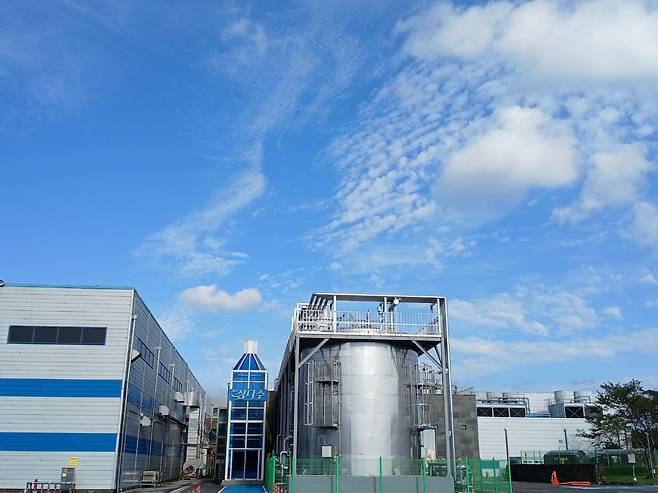 제주시 조천읍 교래리의 삼다수 L5 스마트팩토리. 외부에 원수저장탱크가 있다. 김희량 기자