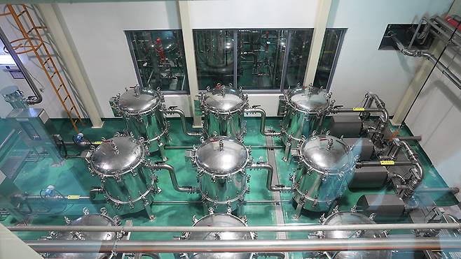 제주삼다수 L5 스마트팩토리 내 정수처리시설 및 저장탱크. [제주개발공사 제공]