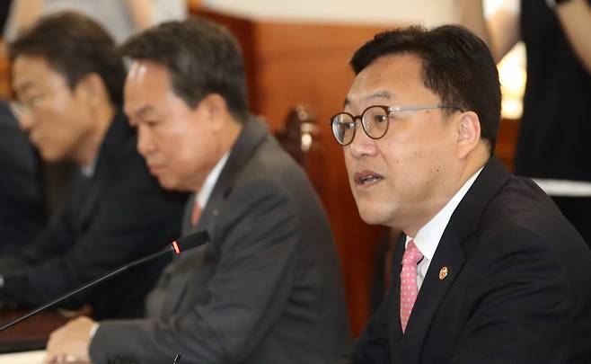 김병환(오른쪽) 금융위원장이 30일 오전 서울 중구 은행회관에서 열린 금융위원장-금융지주회장 간담회에 참석해 발언하고 있다. 임세준 기자