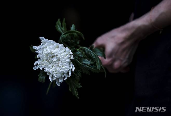 [서울=뉴시스] 정병혁 기자 = 서이초 순직교사 1주기인 지난 7월18일 서울 서초구 서울교육대학교에서 열린 교사유가족협의회, 초등교사노동조합 2024 순직교사 추모행사를 찾은 교사 및 시민들이 헌화를 하기 위해 줄 서 있다.  2024.10.03. jhope@newsis.com