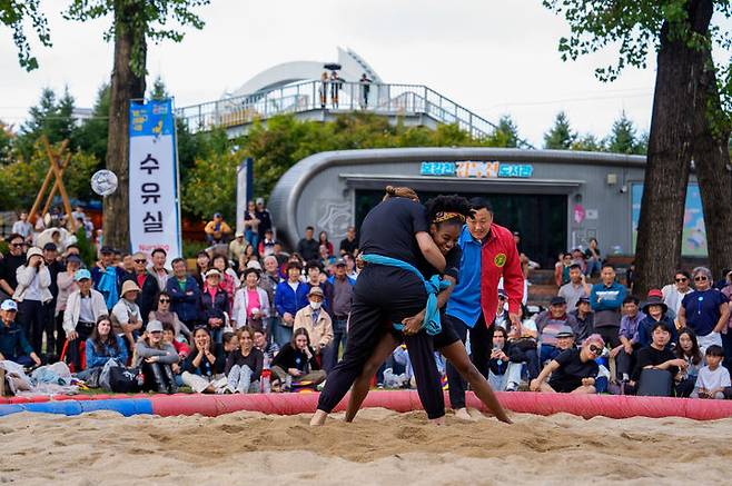 증평 인삼골축제 외국인 씨름(사진=증평군 제공) *재판매 및 DB 금지