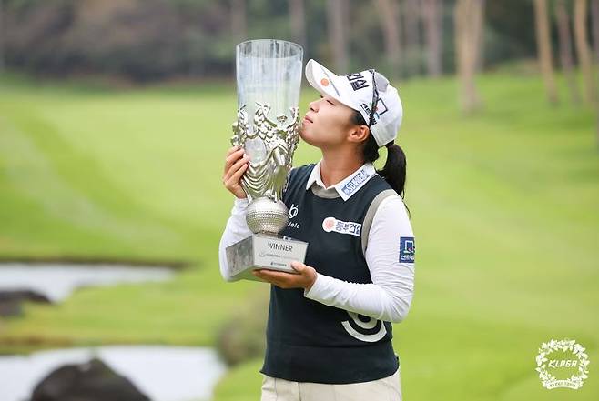 [서울=뉴시스] 한국여자프로골프(KLPGA) 투어 하이트진로 챔피언십에서 우승한 김수지. (사진=KLPGA 제공) *재판매 및 DB 금지