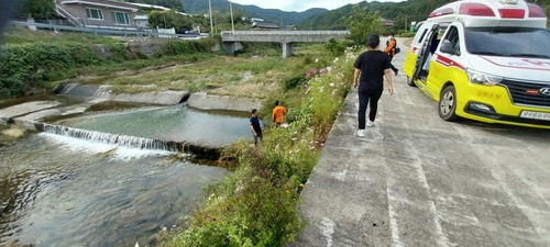 5일 강원도 동해시에서 옹벽 아래로 80대 여성이 추락한 현장. 연합뉴스