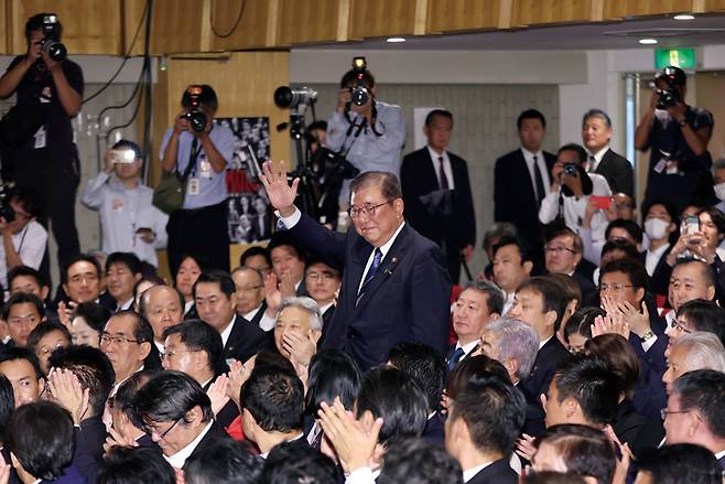 이시바 시게루 신임 일본 총리가 9월27일 일본 자민당 총재 선거에서 당선된 후 인사를 하고 있다. 의원내각제인 일본에선 집권당 대표가 총리가 된다. ⓒEPA 연합