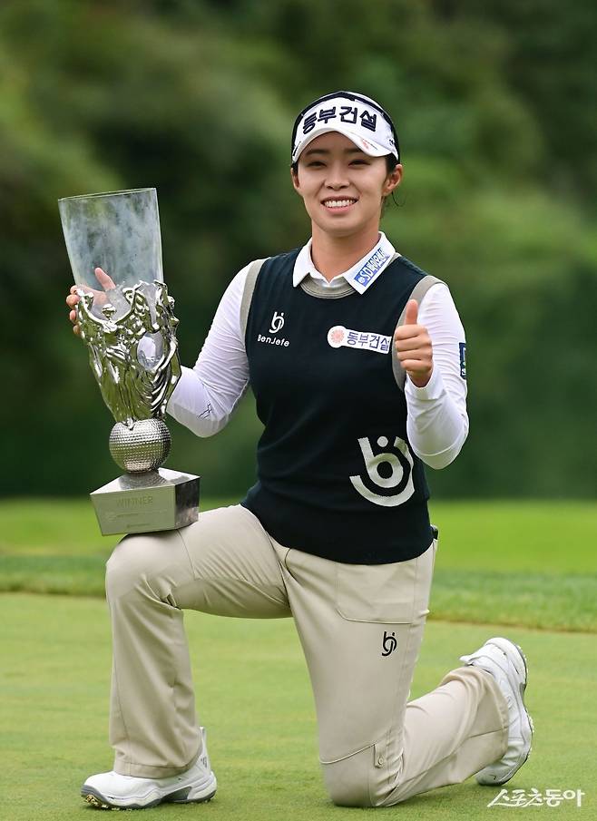 김수지가 6일 경기 여주시 블루헤런GC에서 열린  ‘제 24회 하이트진로 챔피언십’에서 우승을 차지한 뒤 챔피언 트로피를 들고  기념 촬영을 하고 있다.  여주 ｜ 주현희 기자 teth1147@donga.com