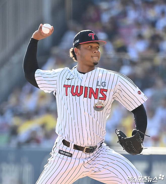 5일 오후 서울 송파구 잠실야구장에서 열린 '2024 신한 SOL Bank KBO 포스트시즌' KT 위즈와 LG 트윈스의 준플레이오프 1차전 경기, 8회초 LG 에르난데스가 역투하고 있다. 잠실, 박지영 기자