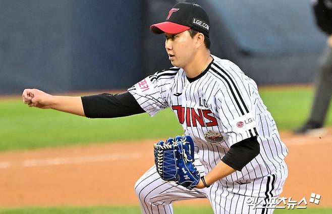 6일 오후 서울 송파구 잠실야구장에서 열린 '2024 신한 SOL Bank KBO 포스트시즌' KT 위즈와 LG 트윈스의 준플레이오프 2차전 경기, 9회초 LG 유영찬이 공을 힘차게 던지고 있다. 잠실, 김한준 기자