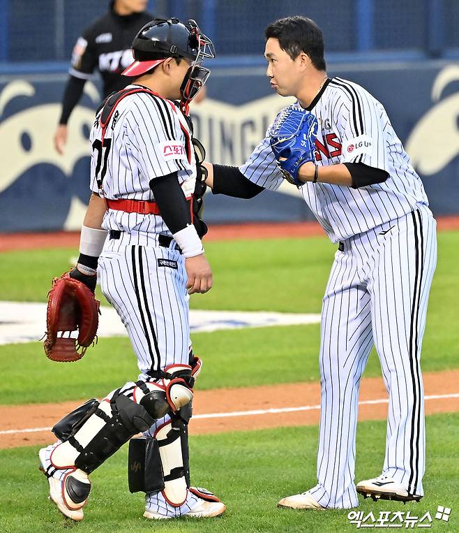 LG 투수 유영찬(오른쪽)은 6일 잠실구장에서 열린 '2024 신한 SOL Bank KBO 포스트시즌' KT와 준플레이오프(5전 3승제) 2차전에서 구원 등판했다. 최근 부친상으로 힘든 시기를 보냈던 그는 포스트시즌 첫 등판을 1이닝 무실점으로 잘 마무리했다. 잠실, 김한준 기자