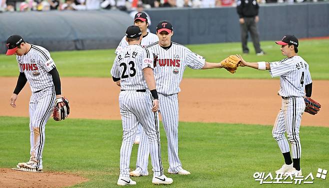 6일 오후 서울 송파구 잠실야구장에서 열린 '2024 신한 SOL Bank KBO 포스트시즌' KT 위즈와 LG 트윈스의 준플레이오프 2차전 경기, 6회초 1사 1루 LG 선발투수 임찬규가 마운드를 내려가고 있다. 잠실, 김한준 기자