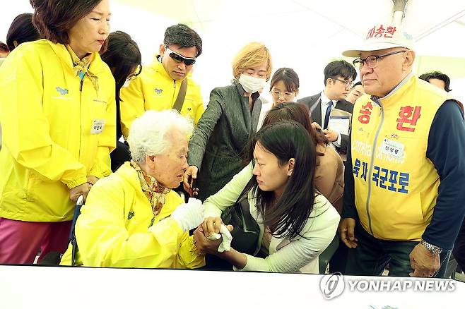 미 인권특사에게 호소하는 납북 고교생 이민교의 어머니 김태옥씨 [연합뉴스 자료사진] 2024.5.24 kan@yna.co.kr