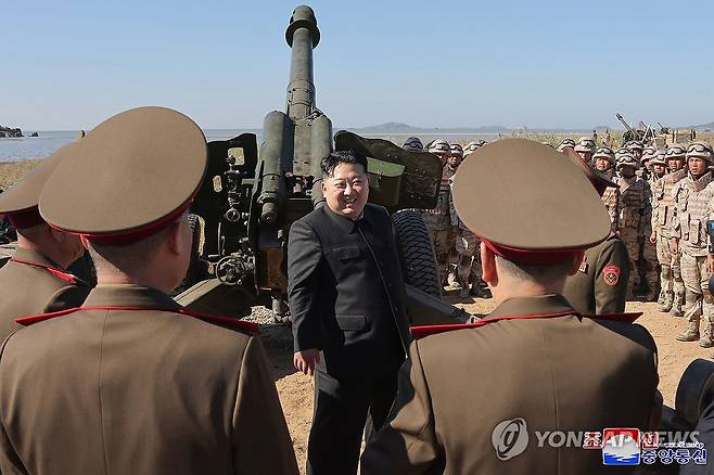 김정은, 포병학교 졸업생들 포실탄사격훈련 현지지도 (평양 조선중앙통신=연합뉴스) 김정은 북한 국무위원장이 한 달만에 포병학교를 다시 찾아 실탄사격훈련을 지도했다.김 위원장이 오진우 포병종합군관학교 제75기 졸업생들의 포실탄사격훈련을 현지지도했다고 조선중앙통신이 6일 보도했다. 2024.10.6 
    [국내에서만 사용가능. 재배포 금지. For Use Only in the Republic of Korea. No Redistribution] nkphoto@yna.co.kr