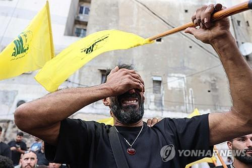 레바논 삐삐 폭발로 인한 사망자 장례식장의 참석자  [AFP=연합뉴스 자료사진. 재판매 및 DB 금지]