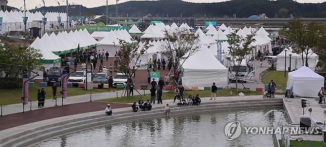 2024 양양송이연어축제 행사장 전경 [연합뉴스 자료사진]