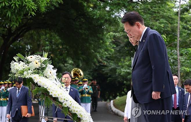 윤석열 대통령 부부, 필리핀 한국전 참전 기념비 헌화 (마닐라=연합뉴스) 홍해인 기자 = 필리핀을 국빈 방문 중인 윤석열 대통령과 김건희 여사가 6일(현지시간) 필리핀 마닐라 영웅묘지 내 한국전 참전 기념비에 헌화 묵념하고 있다. 2024.10.6 hihong@yna.co.kr