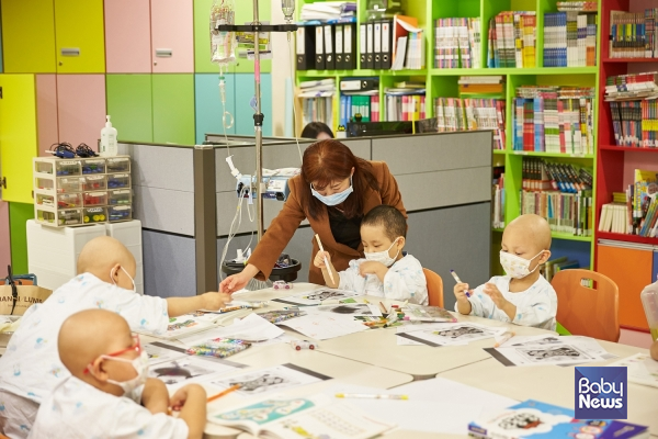 천재교육 학습봉사단이 서울성모병원 어린이학교를 방문해 소아암 환자들에게 교육봉사를 진행하고 있다. ⓒ천재교육