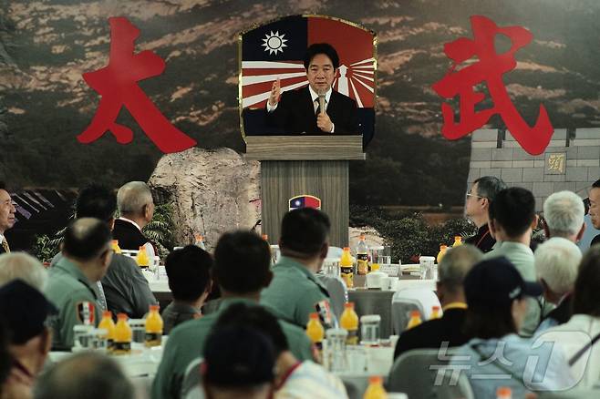 라이칭더 대만 총통이 23일 진먼(金門)에서 열린 진먼 포격전 66주년 기념행사에 연설을 하고 있다. 중국 푸젠성 해안으로부터 불과 4km 떨어진 진먼은 대만의 최전선 도서로 1958년 8월23일부터 12월 2일까지 양안간 국지전이 벌어지고 이후에도 쌍방 포격과 긴장이 이어지는 곳이다. 2024.08.23 ⓒ AFP=뉴스1 ⓒ News1 정지윤기자