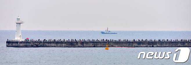 포항시 북구 흥해읍 영일만항 방파제에서 강태공들이 낚시를 즐기고 있다.(뉴스1 자료) ⓒ News1 최창호 기자