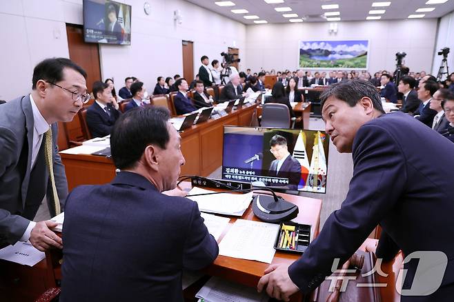 국회 외교통일위원회 김석기 위원장(가운데)와 여야 간사인 김건, 김영배 의원이 7일 오전 서울 여의도 국회에서 열린 외교통일위원회회의 외교부 등에 대한 국정감사에서 대화하고 있다. 2024.10.7/뉴스1 ⓒ News1 구윤성 기자