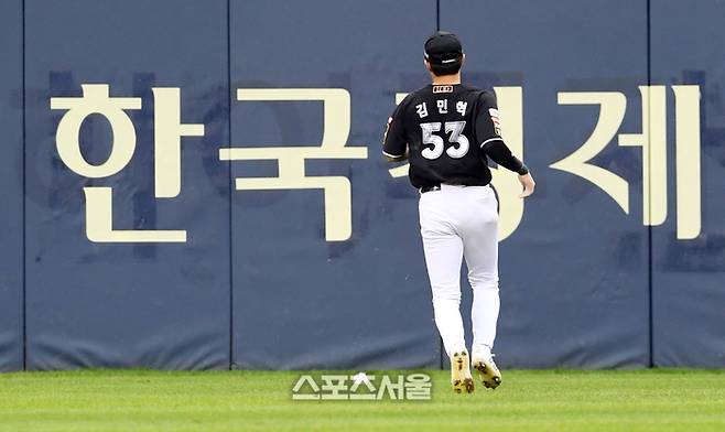 KT 좌익수 김민혁이 6일 잠실구장에서 열린 2024 KBO 준플레이오프 2차전 LG와 경기에서 6회말 1사 만루에서 신민재의 안타 타구를 뒤로 빠트린 후 쫓아가고 있다. 잠실 | 박진업 기자 upandup@sportsseoul.com