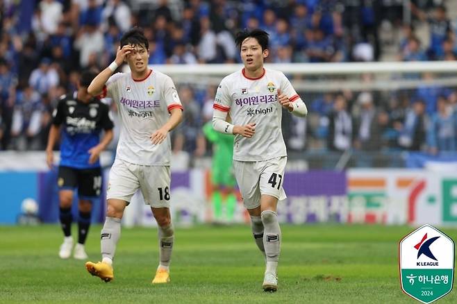 강원 양민혁(오른쪽)이 6일 인천전에서 득점 후 환호하고 있다. 사진 | 한국프로축구연맹