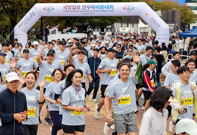 ‘건군 76주년·국방일보 창간 60주년 기념 제20회 전우마라톤 대회’가 열린 6일 오전 서울 송파구 올림픽공원에서 참가자들이 힘차게 출발하고 있다. 사진 | 국방일보