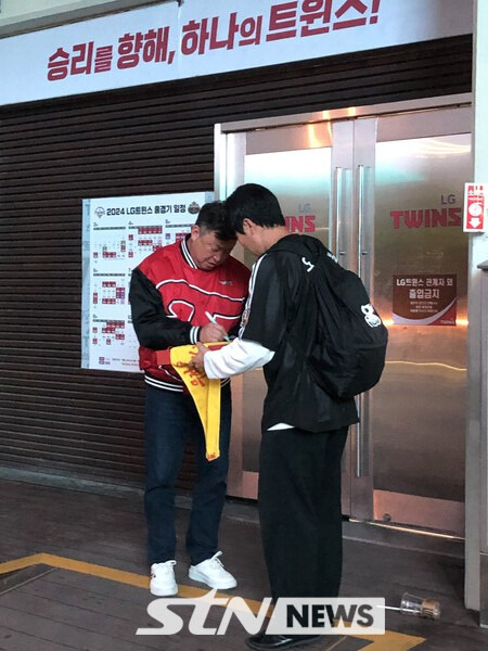 한 남성 팬에게 사인을 해주는 차명석 단장. 잠실=사진┃이형주 기자