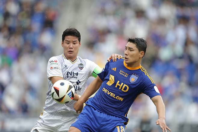 울산문수축구경기장/ K리그1/ 울산HDFC vs 김천상무프로축구단/ 김천 박승욱, 울산 주민규/ 경합/ 사진 김정수