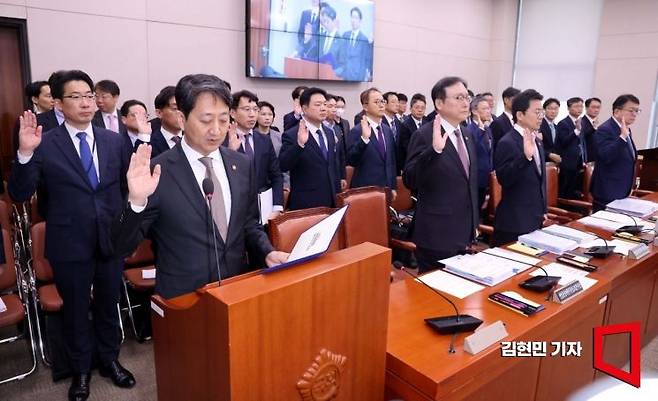 안덕근 산업통상자원부 장관이 7일 국회에서 열린 산업통상자원중소벤처기업위원회의 산업통상자원부 등에 대한 국정감사에서 증인선서를 하고 있다. 사진=김현민 기자 kimhyun81@