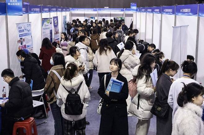 지난 2월 중국 우한에서 대학생들이 취업박람회에 참석하고 있다. [사출처=AFP연합뉴스]