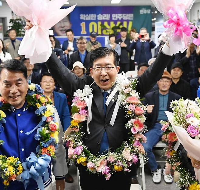 제22대 국회의원선거 용인갑에 출마한 더불어민주당 이상식 의원이 11일 경기 용인시 선거사무소에서 당선이 확실시되자 꽃다발을 들고 기뻐하고 있다. [이미지출처=연합뉴스]